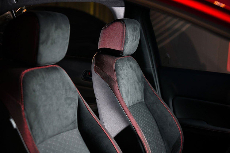 Toàn bộ ghế ngồi trên xe được bọc da lộn, ghế lái có thể chỉnh cơ 6 hướng trong khi ghế phụ điều chỉnh 4 hướng. Phiên bản hybrid của City hatchback có đồng hồ analog kết hợp màn hình đa thông tin LCD, phanh tay điện tử, giữ phanh tự động, gạt mưa tự động và camera LaneWatch quan sát điểm mù bên phụ.