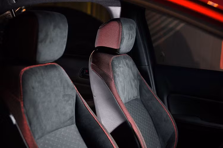 Toàn bộ ghế ngồi trên xe được bọc da lộn, ghế lái có thể chỉnh cơ 6 hướng trong khi ghế phụ điều chỉnh 4 hướng. Phiên bản hybrid của City hatchback có đồng hồ analog kết hợp màn hình đa thông tin LCD, phanh tay điện tử, giữ phanh tự động, gạt mưa tự động và camera LaneWatch quan sát điểm mù bên phụ.