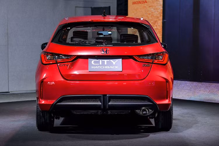 Phía sau, xe có cụm đèn hậu với đồ họa tương tự bản sedan. Cản sau được bổ sung các cánh khuếch tán gió, mang lại dáng vẻ thể thao hơn. Tuy nhiên, những chi tiết ở phần thân xe đều tương đồng với bản sedan, đi kèm là bộ vành sơn đen (bản RS) hoặc hợp kim kích thước 15-16 inch.