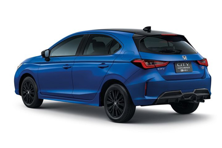 Honda City hatchback 2024 bản máy xăng được trang bị động cơ 1.0L tăng áp, công suất 120 mã lực và mô-men xoắn 173 Nm, đi kèm hộp số tự động CVT và hệ dẫn động cầu trước. Trong khi đó, bản hybrid có máy xăng 1.5L đi kèm mô-tơ điện phụ trợ, cho tổng công suất 124 mã lực và mô-men xoắn 253 Nm, hộp số e-CVT.