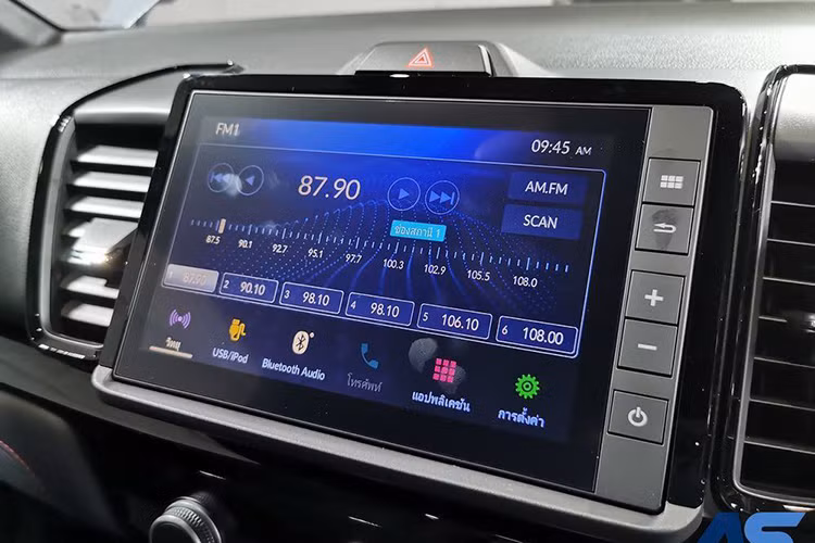 City hatchback 2024 sử dụng vô lăng đa chức năng 3 chấu bọc da có thể điều chỉnh 4 hướng. Riêng bản RS sẽ có thêm nút Cruise Control và lẫy chuyển số hiếm hoi trong phân khúc. Ngay phía sau là bảng đồng hồ gồm màn hình TFT 7 inch.