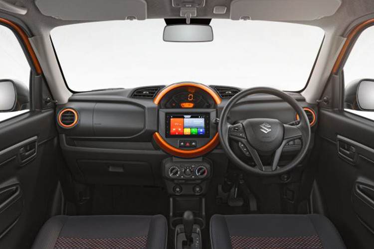 Mang phong cách của một chiếc SUV, Suzuki S-Presso sở hữu diện mạo mạnh mẽ, cứng cáp với nhiều đường nét thừa hưởng từ “đàn anh” Jimny. Trong khi đó, nội thất xe có thiết kế bo tròn kết hợp với phối màu sắc khác nhau… tương tự phong cách của các dòng xe MINI.