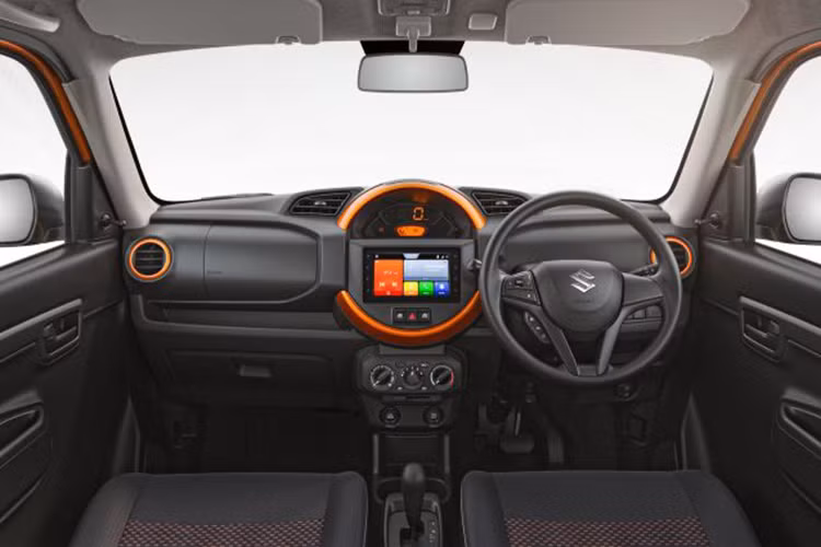 Mang phong cách của một chiếc SUV, Suzuki S-Presso sở hữu diện mạo mạnh mẽ, cứng cáp với nhiều đường nét thừa hưởng từ “đàn anh” Jimny. Trong khi đó, nội thất xe có thiết kế bo tròn kết hợp với phối màu sắc khác nhau… tương tự phong cách của các dòng xe MINI.