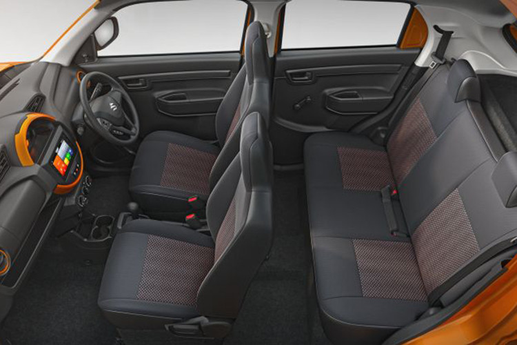 Các phiên bản S-Presso số tự động (AT) trang bị 2 túi khí cho người lái, hành khách phía trước, hệ thống giải trí tích hợp Apple CarPlay, Android Auto, nút bấm điều khiển trên vô lăng, gương chiếu hậu hai bên chỉnh điện…