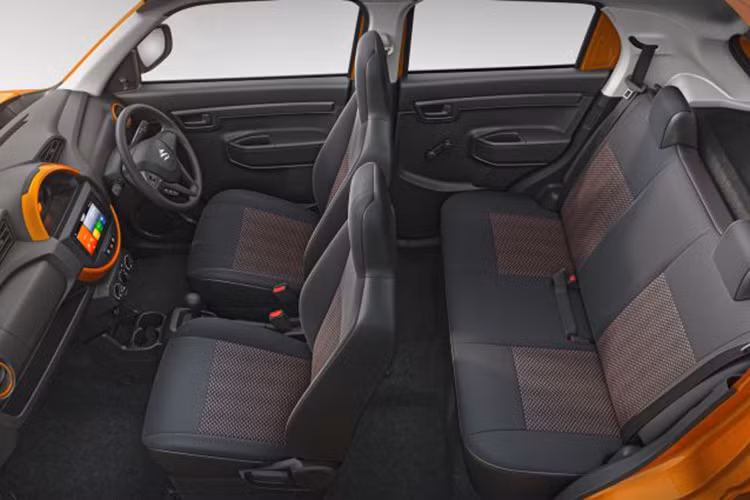 Các phiên bản S-Presso số tự động (AT) trang bị 2 túi khí cho người lái, hành khách phía trước, hệ thống giải trí tích hợp Apple CarPlay, Android Auto, nút bấm điều khiển trên vô lăng, gương chiếu hậu hai bên chỉnh điện…