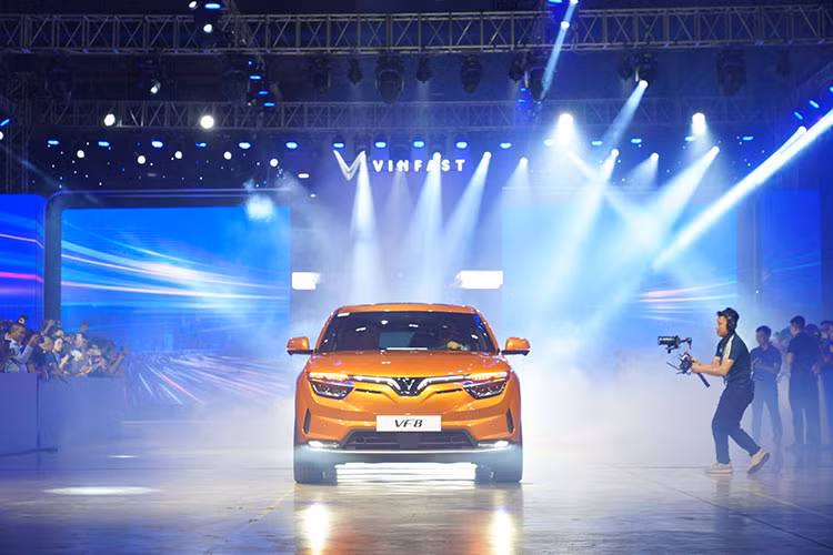 Xem can canh VinFast VF8 vua chinh thuc den tay den tay khach Viet