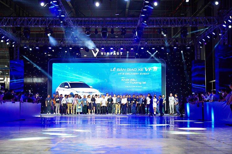 VinFast VF8 chạy điện là mẫu xe thông minh toàn cầu. Thuộc phân khúc SUV cỡ D với thiết kế 5 chỗ ngồi với kích thước tổng thể bao gồm chiều dài 4.750 mm, chiều rộng 1.934 mm và chiều cao 1.667 mm. Ngoài ra, xe còn được trang bị hệ thống trợ lái nâng cao (ADAS) với loạt tính năng tiên tiến như hỗ trợ lái trên đường cao tốc, tự động chuyển làn, hỗ trợ đỗ xe thông minh, triệu tập xe thông minh, hỗ trợ đỗ xe từ xa…