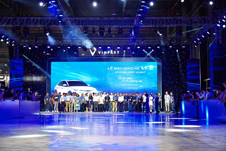 VinFast VF8 chạy điện là mẫu xe thông minh toàn cầu. Thuộc phân khúc SUV cỡ D với thiết kế 5 chỗ ngồi với kích thước tổng thể bao gồm chiều dài 4.750 mm, chiều rộng 1.934 mm và chiều cao 1.667 mm. Ngoài ra, xe còn được trang bị hệ thống trợ lái nâng cao (ADAS) với loạt tính năng tiên tiến như hỗ trợ lái trên đường cao tốc, tự động chuyển làn, hỗ trợ đỗ xe thông minh, triệu tập xe thông minh, hỗ trợ đỗ xe từ xa…