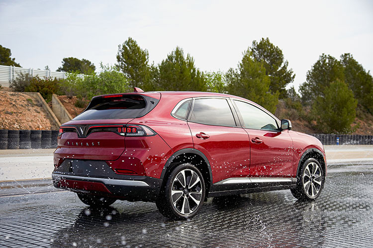 Ngoài ra, khách hàng sở hữu VinFast VF8 còn được hưởng loạt chính sách chăm sóc khách hàng và dịch vụ hậu mãi như bảo hành chính hãng 10 năm cao hàng đầu thế giới, cứu hộ pin 24/7 (Mobile Charging), sửa chữa bảo dưỡng lưu động (Mobile Service), cứu hộ miễn phí 24/7 trong suốt thời gian bảo hành… 