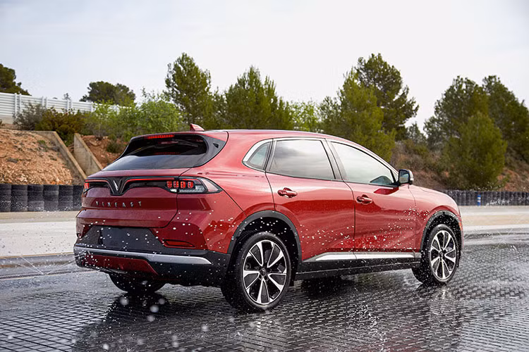 Ngoài ra, khách hàng sở hữu VinFast VF8 còn được hưởng loạt chính sách chăm sóc khách hàng và dịch vụ hậu mãi như bảo hành chính hãng 10 năm cao hàng đầu thế giới, cứu hộ pin 24/7 (Mobile Charging), sửa chữa bảo dưỡng lưu động (Mobile Service), cứu hộ miễn phí 24/7 trong suốt thời gian bảo hành… 