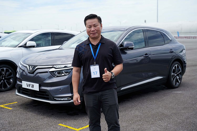 VinFast VF8 có hai phiên bản gồm Eco và Plus. Trong đó, phiên bản Eco được trang bị mô-tơ điện có công suất tối đa 260 kW và mô-men xoắn cực đại 500 Nm. Pin của phiên bản Eco giúp xe có khả năng di chuyển tới 420 km sau mỗi lần sạc đầy (theo tiêu chuẩn WLTP).