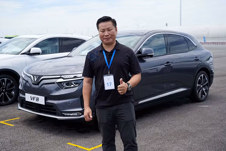 VinFast VF8 có hai phiên bản gồm Eco và Plus. Trong đó, phiên bản Eco được trang bị mô-tơ điện có công suất tối đa 260 kW và mô-men xoắn cực đại 500 Nm. Pin của phiên bản Eco giúp xe có khả năng di chuyển tới 420 km sau mỗi lần sạc đầy (theo tiêu chuẩn WLTP).