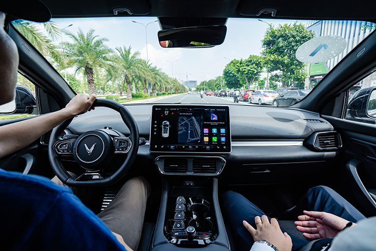 Ưu điểm tuyệt đối của mô-tơ điện so với động cơ đốt trong nằm ở khả năng đạt mô-men xoắn cực đại tức thời giúp VinFast VF8 tăng tốc ấn tượng, vận hành êm ái và mang tới cảm giác lái hoàn toàn khác biệt.