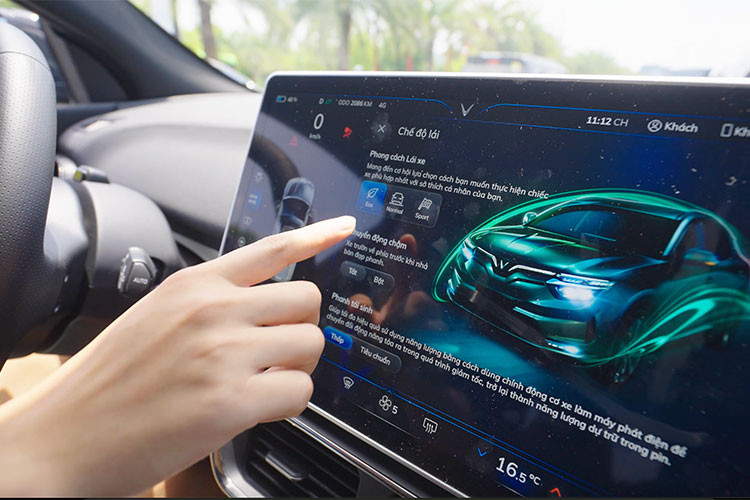 Những khách hàng đã đặt cọc mua xe VF8 và VF9 trước ngày 1/09/2022 có thể giữ nguyên lựa chọn thuê pin để hưởng chính sách giá ưu đãi cố định đến hết vòng đời xe hoặc lựa chọn mua xe kèm pin để sở hữu trọn gói.