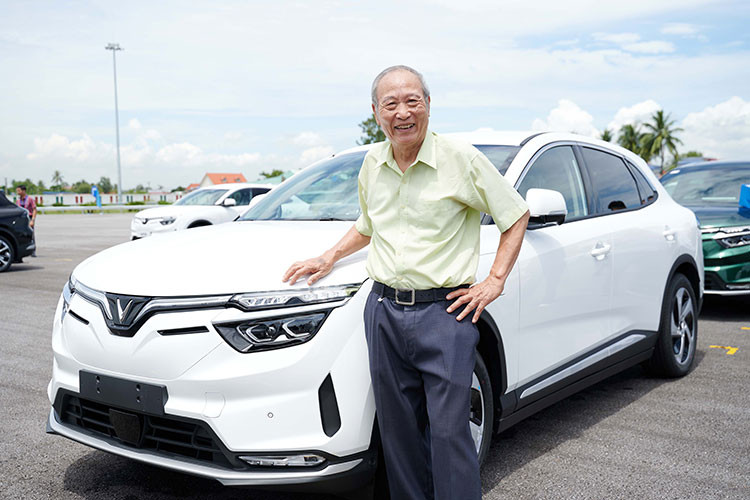 Tiếp đến là phiên bản Plus với mô-tơ điện công suất tối đa 300 kW và mô-men xoắn cực đại 620 Nm. Sau khi sạc đầy pin, xe có khả năng di chuyển tới 400 km (theo tiêu chuẩn WLTP).