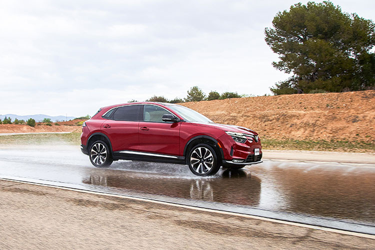 Theo bà Lê Thị Thu Thuỷ - PCT Tập đoàn Vingroup kiêm Tổng giám đốc VinFast toàn cầu - chia sẻ: “Sự kiện ngày hôm nay đánh dấu bước ngoặt mới của ngành công nghiệp ôtô Việt Nam. Trong thời khắc lịch sử này, chúng tôi vô cùng hạnh phúc được trao lô xe VF8 đầu tiên tới những khách hàng tiên phong tại Việt Nam. Và những ngày sắp tới đây, niềm vui nhận xe mới sẽ nhanh chóng lan tỏa đến hơn 65.000 khách hàng VinFirst của chúng tôi trên khắp thế giới”.