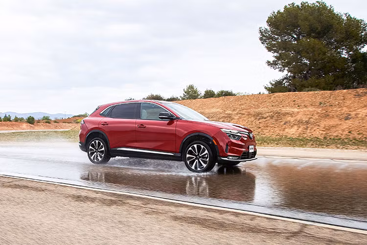 Theo bà Lê Thị Thu Thuỷ - PCT Tập đoàn Vingroup kiêm Tổng giám đốc VinFast toàn cầu - chia sẻ: “Sự kiện ngày hôm nay đánh dấu bước ngoặt mới của ngành công nghiệp ôtô Việt Nam. Trong thời khắc lịch sử này, chúng tôi vô cùng hạnh phúc được trao lô xe VF8 đầu tiên tới những khách hàng tiên phong tại Việt Nam. Và những ngày sắp tới đây, niềm vui nhận xe mới sẽ nhanh chóng lan tỏa đến hơn 65.000 khách hàng VinFirst của chúng tôi trên khắp thế giới”.