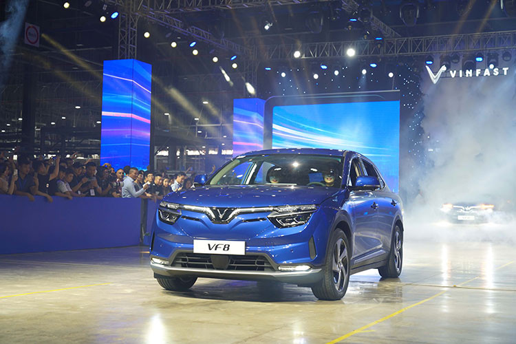 Bộ ứng dụng tiện ích và giải trí thông minh (Smart Services) với các tính năng điều khiển, tương tác với xe thông qua giọng nói, quản lý xe từ xa qua ứng dụng VinFast, mua sắm trực tuyến, chơi trò chơi điện tử trên màn hình xe đồng bộ với điện thoại… cũng mang đến trải nghiệm đẳng cấp, ấn tượng cho người dùng VinFast VF8.