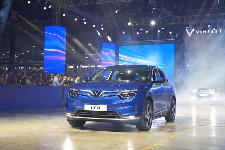 Bộ ứng dụng tiện ích và giải trí thông minh (Smart Services) với các tính năng điều khiển, tương tác với xe thông qua giọng nói, quản lý xe từ xa qua ứng dụng VinFast, mua sắm trực tuyến, chơi trò chơi điện tử trên màn hình xe đồng bộ với điện thoại… cũng mang đến trải nghiệm đẳng cấp, ấn tượng cho người dùng VinFast VF8.