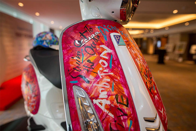 Xe sở hữu chiều dài 1.863 mm cùng chiều cao yên 790 mm, trọng lượng 120 kg. Đầu xe là đèn pha hình chữ nhật được biến tấu thành hình lục giác, phía dưới là đèn xi-nhan và đèn LED định vị ban ngày. Các chi tiết còn lại hầu hết được thiết kế tương tự như "người anh em" Primavera.