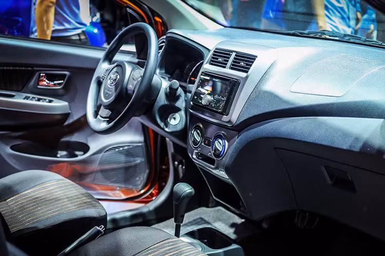 Cụm đồng hồ hiển thị phía sau vô lăng được thiết kế khá cơ bản - là một mẫu xe cỡ nhỏ, giá rẻ nó chỉ với một màn hình điện tử nhỏ không màu, tương tự như trên hai mẫu xe "đối thủ" Kia Morning và Chevrolet Spark.