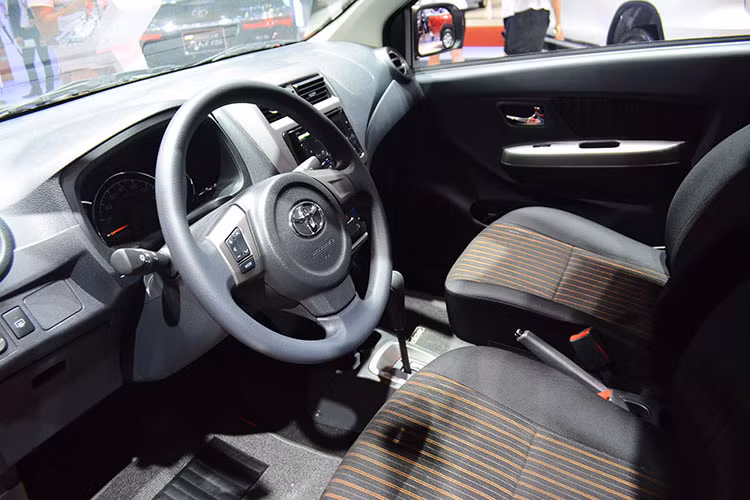 Theo thông tin từ phía Toyota, nhà sản xuất ôtô đình đám này hứa hẹn rằng mẫu xe cỡ nhỏ Wigo mới sẽ có khoảng rộng để chân và khoảng trần xe rộng nhất phân khúc. Bên trong nội thất, các chi tiết chủ yếu được làm từ nhựa cứng và nỉ. Bộ ghế nỉ cũng có thiết kế mới và một phần mặt cửa cũng được trang bị chất liệu này.