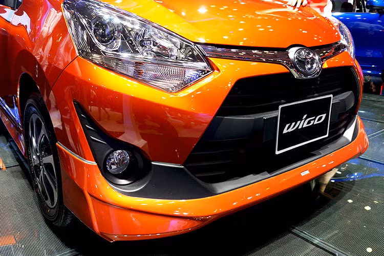 Được giới thiệu lần đầu tiên tại Việt Nam ở triển lãm ôtô VMS 2017, Wigo sở hữu chiều dài 3.600 mm, rộng 1.600 mm, cao 1.520 mm. Phần đầu xe của Wigo thiết kế khá ấn tượng với đèn pha project, chóa đèn màu khói và tích hợp đèn LED chạy ban ngày. Lưới tản nhiệt mang phong cách thiết kế chung trên các dòng xe hiện tại của Toyota.