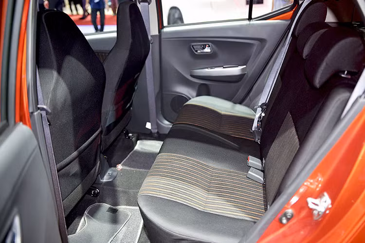 Toàn bộ ghế ngồi phía sau của Wigo đều bọc nỉ nhưng được thiết kế khá rộng rãi, đủ dùng cho 2 người lớn và một trẻ nhỏ. Phiên bản của mẫu xe Wigo mới trưng bày tại triển lãm ôtô VMS 2017 được gắn bộ kit TRD.