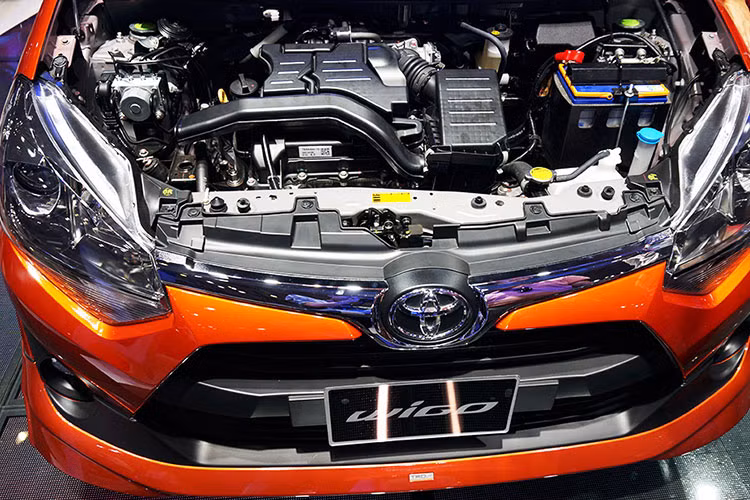 Phiên bản Toyota Wigo tại Việt Nam sở hữu động cơ 1KR-FE, 3 xy lanh, 12 van phun xăng điện tử, dung tích 1.0 L. Công suất 65 mã lực tại vòng tua 6.000 rpm và mô-men xoắn cực đại 89 Nm tại 4.400 rpm. Dù không công bố nhưng dự đoán mức tiêu hao nhiên liệu của Wigo sẽ khá tốt.