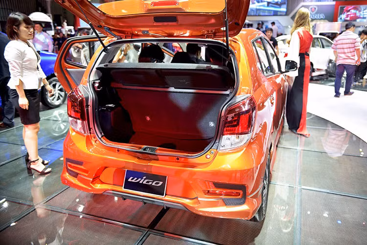 Xe sở hữu không gian chứa đồ phía sau khá nhỏ, gần như tương đương với những chiếc Kia Morning hay Chevrolet Spark. Trang bị an toàn théo xe gồm có dây đai an toàn 3 điểm cho cả 5 vị trí ngồi và 2 túi khí trước. Chỉ có bản trang bị cao cấp của dòng xe này được cung cấp hệ thống chống bó cứng phanh ABS tiêu chuẩn.