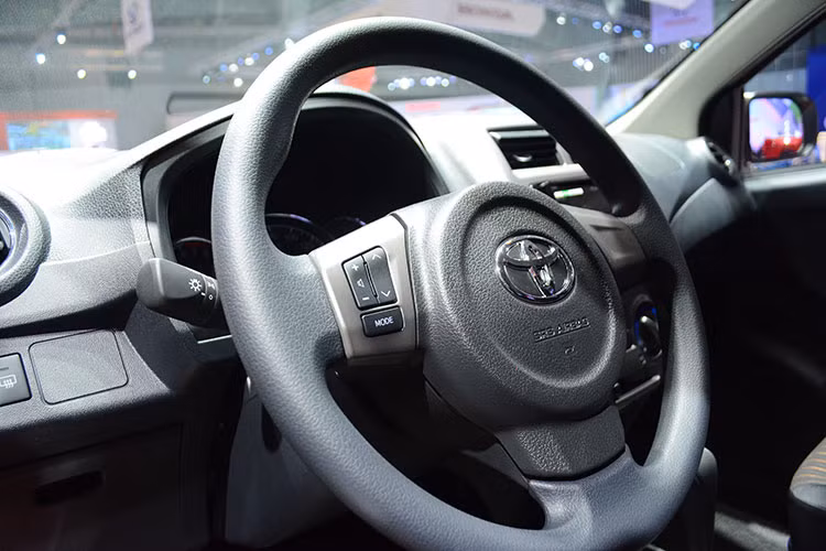 Xe được trang bị hệ thống âm thanh với đầu đĩa 2 -DIN có kết nối Bluetooth để dùng cho các thiết bị di động. Vô lăng tích hợp phím chức năng đa dụng khá hợp lý, các cửa sổ cũng được thiết kế dạng chỉnh điện hoàn toàn, đi kèm đèn xi nhan tích hợp trên gương chiếu hậu...