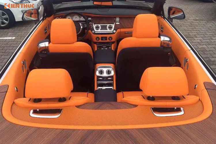 Chính giữa bảng tap-pô là một màn hình cảm ứng tích hợp hệ thống thông tin giải trí đặc biệt là camera 360 độ. Siêu xe sang Rolls-Royce Dawn sở hữu kích thước 5.285mm dài, 1.947mm rộng, 1.502mm cao, cùng chiều dài cơ sở 3.112mm, trọng lượng không tải 2.560kg (nặng hơn Wraith khoảng 200kg do hệ thống mui phức tạp).