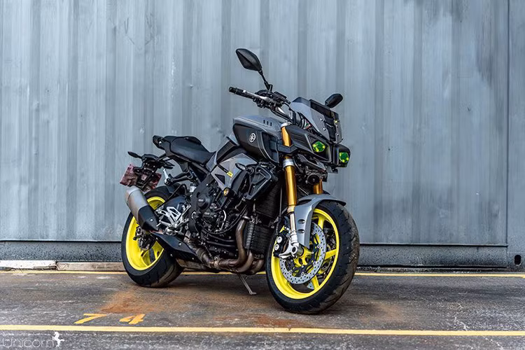 Tại thị trường châu Âu, MT-10 có giá khoảng 10.000 bảng Anh. Sau khi về đến thị trường Việt Nam theo dạng nhập khẩu không chính hãng, mẫu xe này khoảng 25.000 USD (tương đương 557 triệu đồng).