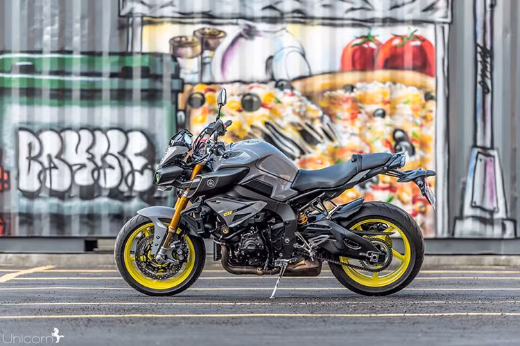 Được coi là phiên bản naked-bike của chiếc superbike R1 thế hệ mới, (tại thị trường Mỹ có tên là FZ-10) mẫu MT-10 hoàn toàn mới được hãng Yamaha xây dựng và phát triển dựa trên mẫu xe thể thao YZF-R1 và được ra đời nhằm thay thế cho mẫu FZ1.