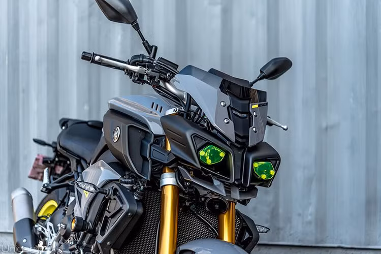 Ngay từ cái nhìn đầu tiên, phần đầu xe của MT-10 đã gây ấn tượng mạnh bởi thiết kế đầy góc cạnh, vuốt nhọn về phía trước đầy dữ dằn và có đèn pha kép dạng projector. Toàn bộ phần đầu xe đem tới cảm giác như một chú robot trong loạt phim "bom tấn" Robot đại chiến (Transformer).