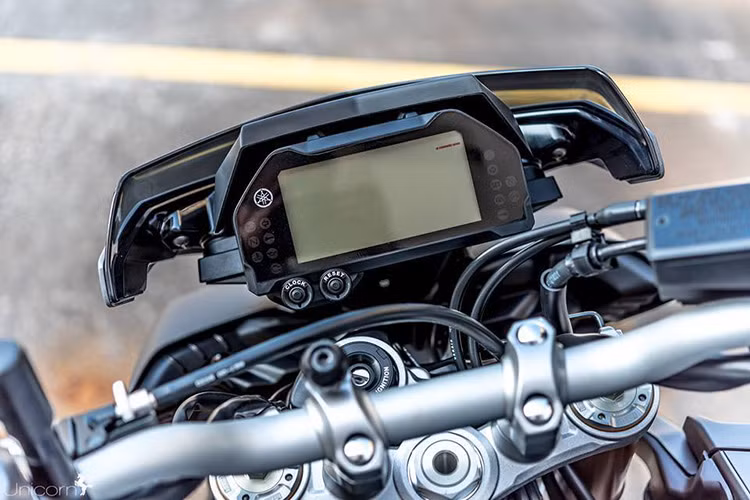 Bảng đồng hồ của xe với màn hình LCD đơn sắc, bên dưới là các nút bấm để xem giờ và reset đồng hồ báo quãng đường hành trình. Hệ thống điều khiển lực kéo, 3 chế độ lái khác nhau cùng với ly hợp trượt Slipper Clutch là những trang bị được thừa hưởng từ R1. Ngoài ra xe còn có hệ thống giữ ga tự động (Cruise Control) ở số 4, 5 và 6. 