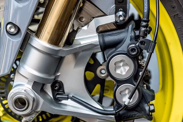 MT-10 sở hữu phuộc trước dạng USD của hãng KYB - Nhật. Phanh đĩa kép phía trước của xe gồm 2 heo 4 pis, có ABS cùng với đĩa trước có đường kính 320 mm. Hãng lốp Bridgestone đã phát triển loại lốp Battlax đặc biệt dành cho MT-10, với kích thước lốp trước 120/70/17.