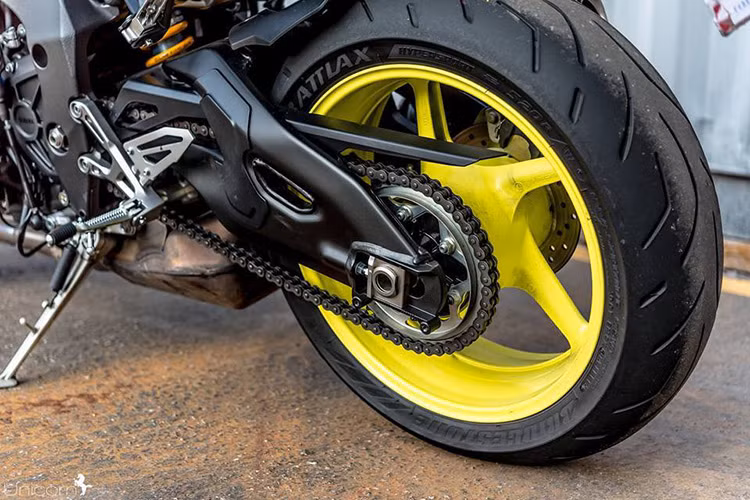 Khung của xe được làm từ nhôm với kết cấu Deltabox quen thuộc của Yamaha, nhưng có phần khung phụ phía sau bằng thép ống để có thể ngồi 2 người thoải mái hơn và gắn thêm túi chứa đồ. Theo Yamaha, với độ dài trục cơ sở thấp nhất trong phân khúc 1400 mm, FZ-10 đem tới cảm giác lái nhẹ nhàng và tự nhiên hơn.