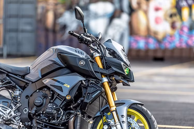 Trái với nhiều mẫu naked bike khác, phần đầu của chiếc xe được bắt liền với khung thay vì gắn trên phuộc. Theo các kỹ sư của hãng xe Yamaha, thiết kế này khiến phần đầu trở nên ổn định hơn, không xảy ra tình trạng lỏng lẻo và gây tiếng ồn khi vận hành ở mọi cấp độ.