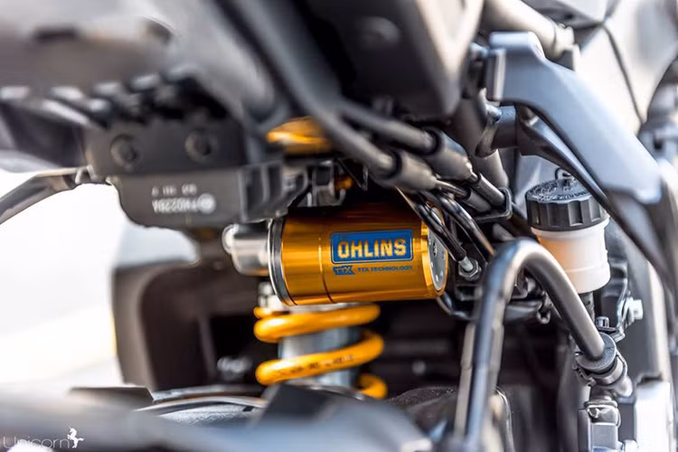 Ở phía sau, MT-10 cũng sở hữu lốp Bridgestone Battlax, nhưng có bản lớn tới 190/55/17. Cặp mâm của xe có dạng 5 cánh đơn trọng lượng nhẹ có phần rất giống R1 thế hệ trước, đem tới cho chiếc xe hình ảnh khỏe khoắn, thể thao. Phuộc sau dạng Monoshock đã được người chơi làm mới bằng "hàng hiệu" Ohlins.