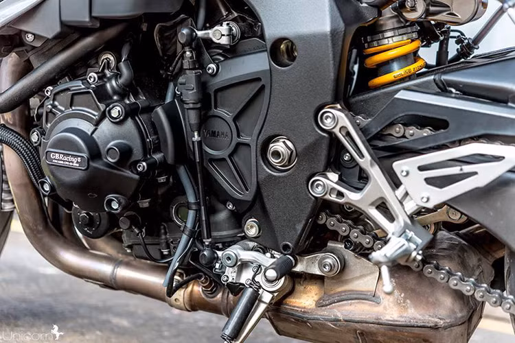 "Trái tim" của MT-10 là khối động cơ 4 xi-lanh thẳng hàng 999 cc cross-plane tương tự như R1. Tuy nhiên, Yamaha đã thay đổi cam, cò, hình dáng xi-lanh và tỉ số nén xuống. Xe sở hữu sức mạnh với công suất tối đa lên đến 158 mã lực và mô-men xoắn cực đại 111 Nm.