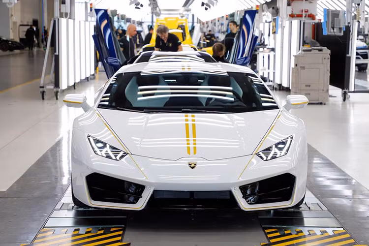 Còn với người thắng cuộc, không chỉ có cơ hội sở hữu chiếc Lamborghini Huracan LP580-2 của Đức Giáo hoàng Francis, người này còn sẽ có cơ hội là khách VIP của thành quốc Vatican, ở khách sạn 4 sao, được gặp riêng Đức Giáo hoàng Francis và CEO của Lamborghini, Stefano Domenicali.