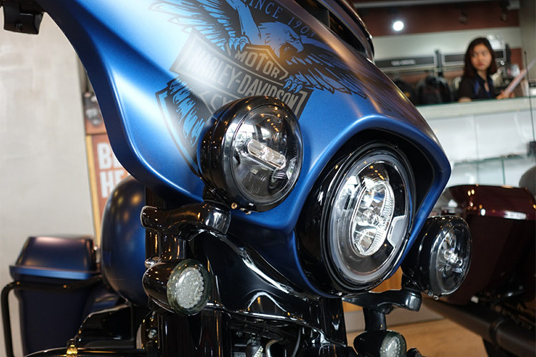 Điểm đặc biệt nhất phải kể đến chính là màu sơn của xe với các hoạt tiết được vẽ thủ công vô cùng tỉ mỉ và khéo léo. Đáng chú ý nhất trên phiên bản đặc biệt này nó đã được trang trí thêm hoa văn Đại bàng và logo Harley-Davidson 115th Annivesary ở phần ốp đầu xe.