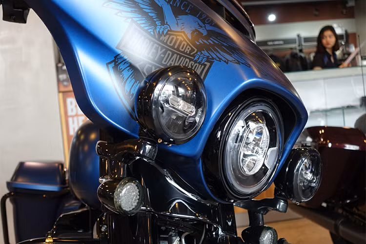 Điểm đặc biệt nhất phải kể đến chính là màu sơn của xe với các hoạt tiết được vẽ thủ công vô cùng tỉ mỉ và khéo léo. Đáng chú ý nhất trên phiên bản đặc biệt này nó đã được trang trí thêm hoa văn Đại bàng và logo Harley-Davidson 115th Annivesary ở phần ốp đầu xe.