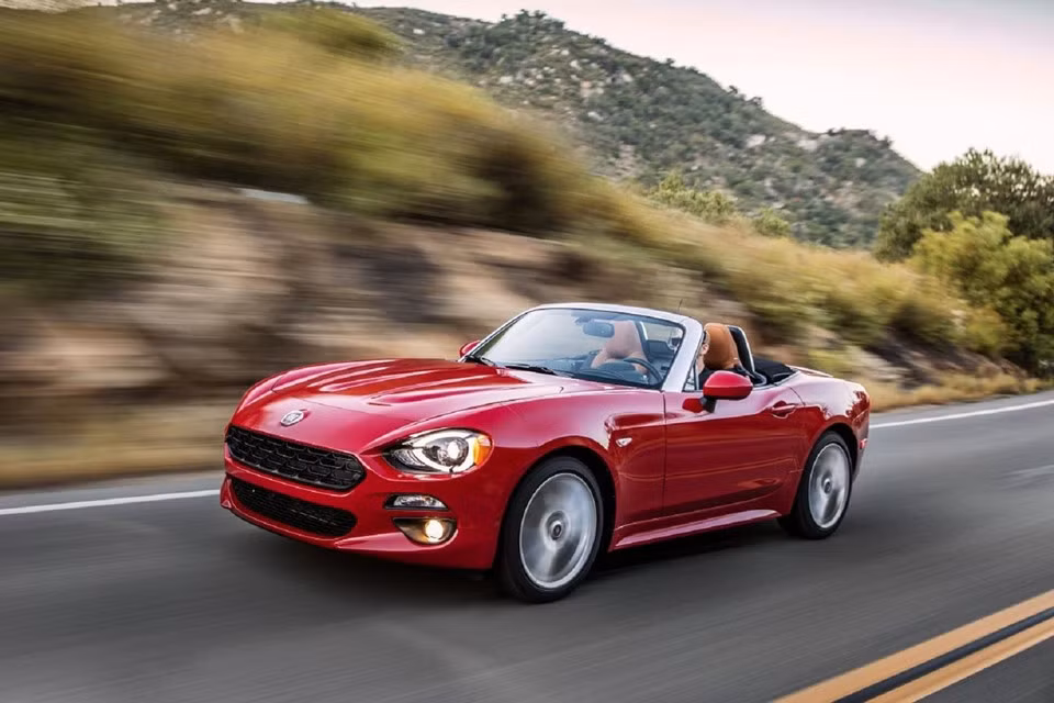 Fiat 124 Spider (24.995 USD): Fiat 124 Spider là chiếc xe thuần phong cách Italy, pha chút hoài cổ vào nét hiện đại. Xe được trang bị động cơ bốn xi lanh 1,4 lít với công nghệ MultiAir, cung cấp công suất 160 mã lực và mô-men xoắn 240 Nm, đi kèm với hộp số sàn 6 cấp hoặc hộp số tự động 6 cấp. Hiệu suất từ phiên bản số sàn ấn tượng hơn với tốc độ tối đa 215 km/h, khả năng tăng tốc 0-100 km/h trong 7,5 giây (214 km/h và 7,6 giây trên phiên bản tự động).