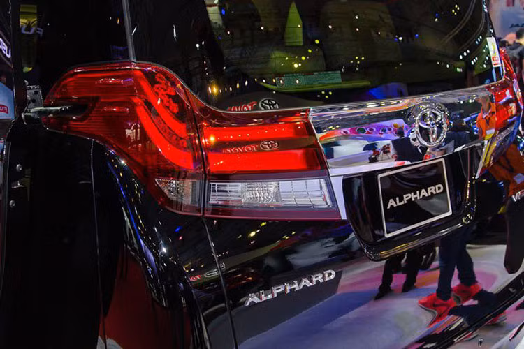 Bên cạnh đó, đuôi gió phía sau chiếc xe cũng được tích hợp đèn LED. Thân xe được thiết kế hai cửa trượt điều chỉnh điện ở hai bên, giúp việc mở cửa xe trở nên dễ dàng hơn, việc ra vào xe độc lập ở hai bên hàng ghế không làm phiền và ảnh hưởng đến hành khách còn lại.