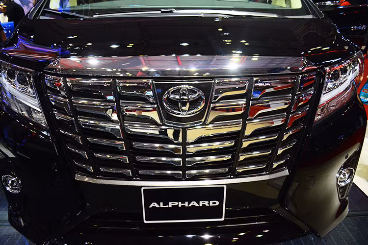 Nếu chỉ nhìn lướt qua chiếc xe Toyota MPV cỡ lớn này sẽ rất dễ khiến người ta hiểu lầm đây không phải là một chiếc xe 7 chỗ, vì nó có kích thước của nó tương tự như một chiếc xe 16 chỗ. Phiên bản mới này có kích thước tổng thể tăng đáng kể so với thế hệ cũ từng xuất hiện trước đây. Cụ thể kích thước của xe bao gồm Dài x Rộng x Cao lần lượt 4.915 x 1.850 x 1.880 (mm) và chiều dài cơ sở 3.000 (mm).