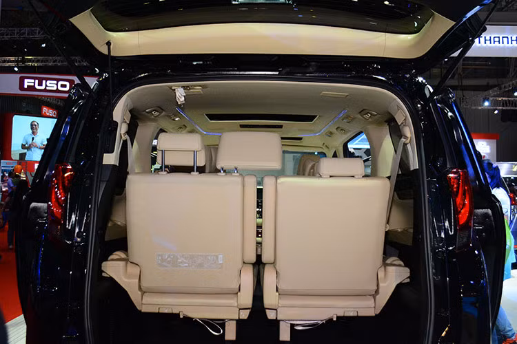 Khi cần thiết, khoang hành lý có thể tăng thể tích chứa đồ bằng cách xếp gọn hai hàng ghế thứ ba. Về tính năng an toàn, chiếc MPV cao cấp đạt tiêu chuẩn an toàn về 5 sao từ JNCAP khi được trang bị 7 túi khí, cụm hệ thống phanh ABS/EDB/BA, hệ thống điều khiển ổn định xe VSC, hệ thống hỗ trợ khởi động ngang dốc HAC và cảm biến hỗ trợ đỗ xe 6 vị trí.