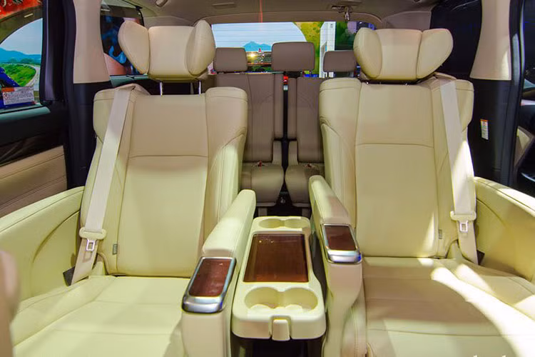 Cabin bố trí kết cấu chỗ ngồi theo kiểu 2-2-3, tất cả các vị trí được bọc da hoàn toàn và ốp gỗ, ghế lái chỉnh điện, hàng ghế thứ hai được thiết kế theo kiểu thương gia với nệm gác chân cùng khả năng tùy chỉnh tư thế linh hoạt. Hệ thống điều hòa không khí 3 vùng độc lập với công nghệ lọc na-nô của Panasonic, hệ thống đèn trang trí trần xe 16 màu...