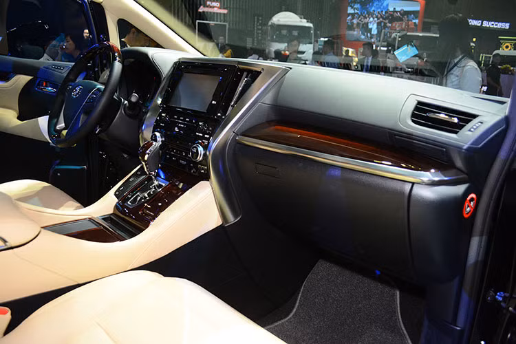 Bảng điều khiển trung tâm của chiếc xe là màn hình DVD cảm ứng 8 inch có tích hợp GPS và cũng có thể kiểm tra thông tin về tình trạng của xe thông qua màn hình đa chức năng này. Khi về số lùi thì màn hình có chức năng hiển thị màn hình lùi, tăng độ an toàn khi lùi xe. Các tính năng giải trí cơ bản gồm hệ thống âm thanh JBL 17 loa, kết nối điên thoại thông minh không dây mới nhất...